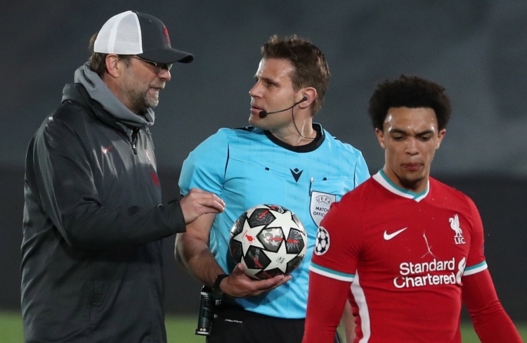 宝刀未老！53岁齐达内再现马赛回旋，戏耍大美女后轻盈破门