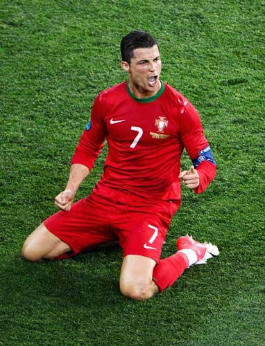 韦斯利-福法纳：埃斯特旺像队中的小宝宝，我们都在帮他适应