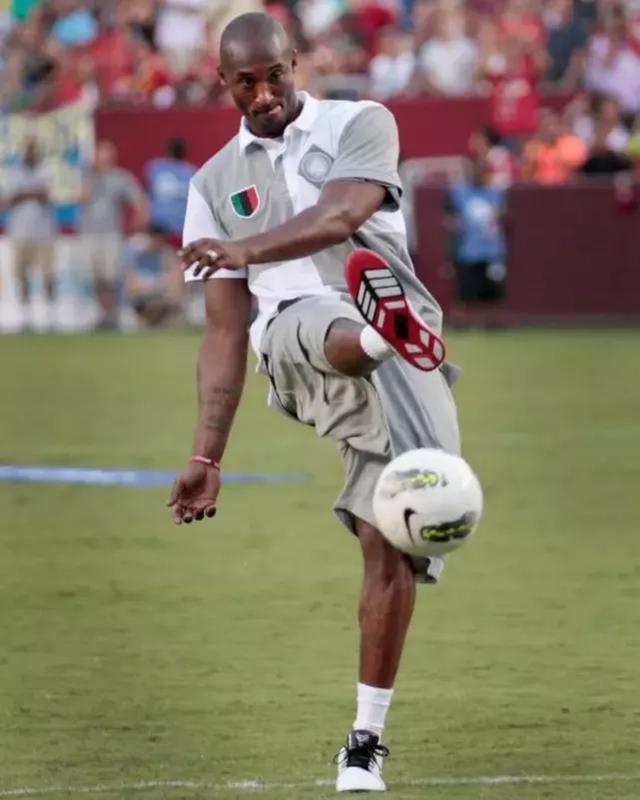 排面，泰州当地路牌上写着“苏超冠军城，泰州欢迎您”