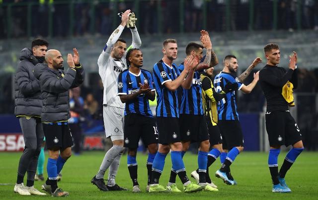 网红“小溥仪”现场观战北京国安比赛，与张稀哲合影留念